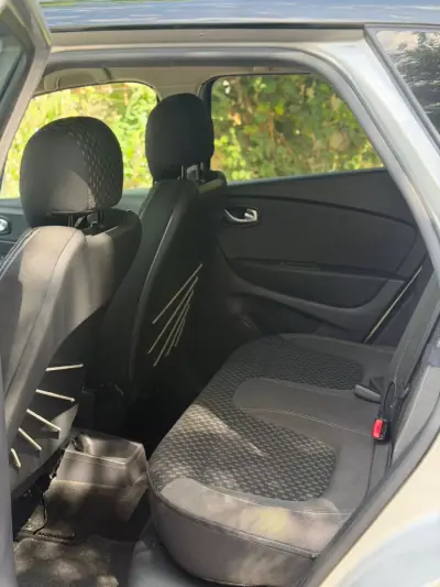 Renault Captur 2019 - 14900 EUR, 95873 km - AUTO.MOTO.pt - 95873km - foto 8 de 9