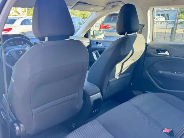 Peugeot 308 2018 - 9999 EUR, 120000 km - AUTO.MOTO.pt - 120000km - foto 17 de 19