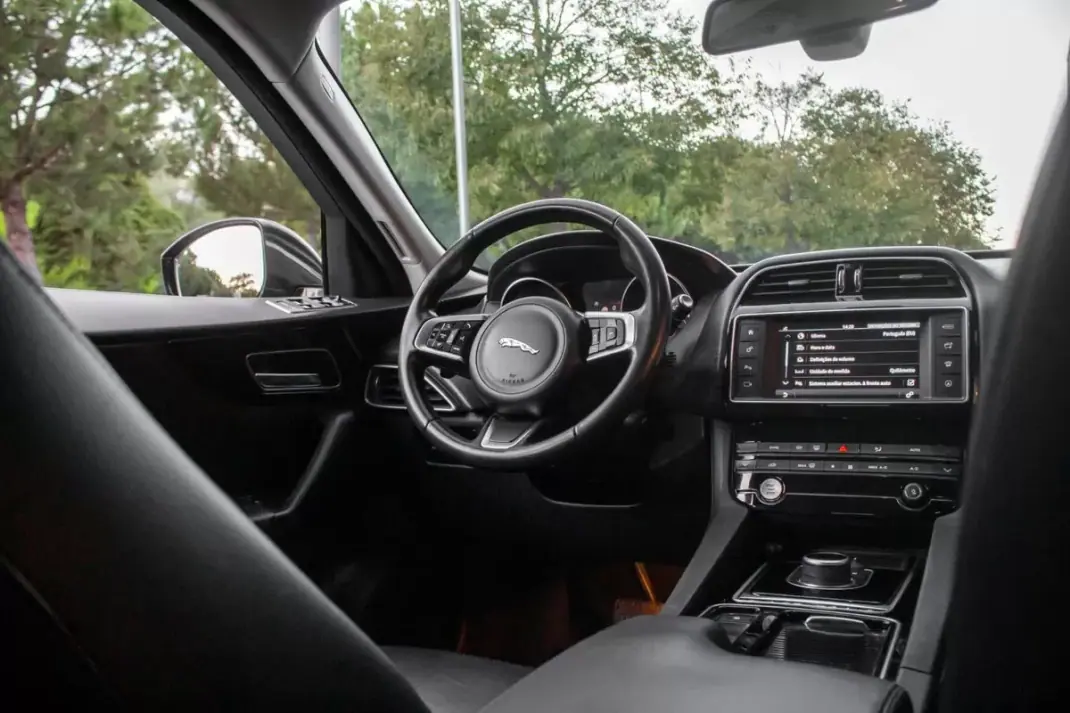 Jaguar F-Pace 2018 - 22990 EUR, 155156 km - 155156km - foto 33 de 48