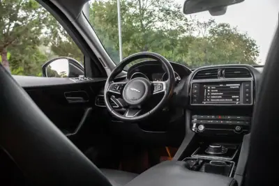 Jaguar F-Pace 2018 - 22990 EUR, 155156 km - 155156km - foto 33 de 48