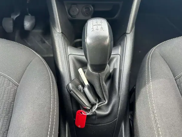 Peugeot 208 2018 - 12990 EUR, 92000 km - AUTO.MOTO.pt - 92000km - foto 8 de 14