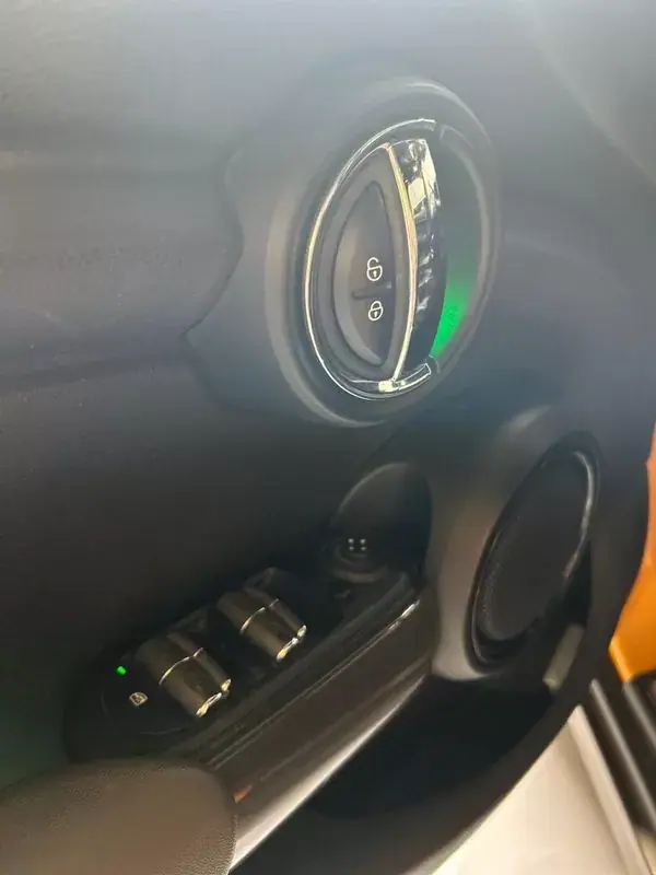 MINI 5 Portas 2016 - 12000 EUR, 203000 km - AUTO.MOTO.pt - 203000km - foto 22 de 27