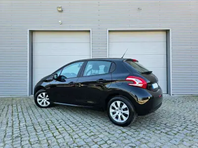 Peugeot 208 2012 - 7500 EUR, 137000 km - AUTO.MOTO.pt - 137000km - foto 7 de 25