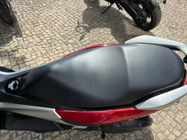 Yamaha NMAX 2016 - 2350 EUR, 7993 km - AUTO.MOTO.pt - 7993km - foto 9 de 11