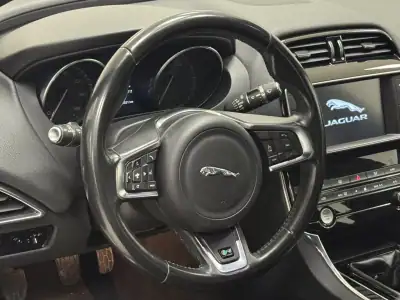 Jaguar XE 2016 - 15990 EUR, 184000 km - AUTO.MOTO.pt - 184000km - foto 22 de 26