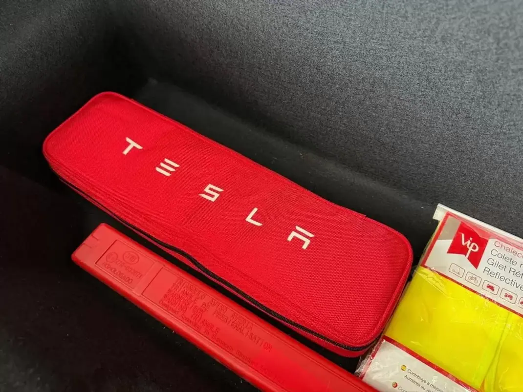 Tesla Model S 2017 - 19990 EUR, 237000 km - AUTO.MOTO.pt - 237000km - foto 33 de 37