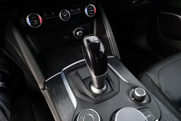 Alfa Romeo Stelvio 2019 - 25900 EUR, 89000 km - AUTO.MOTO.pt - 89000km - foto 21 de 31