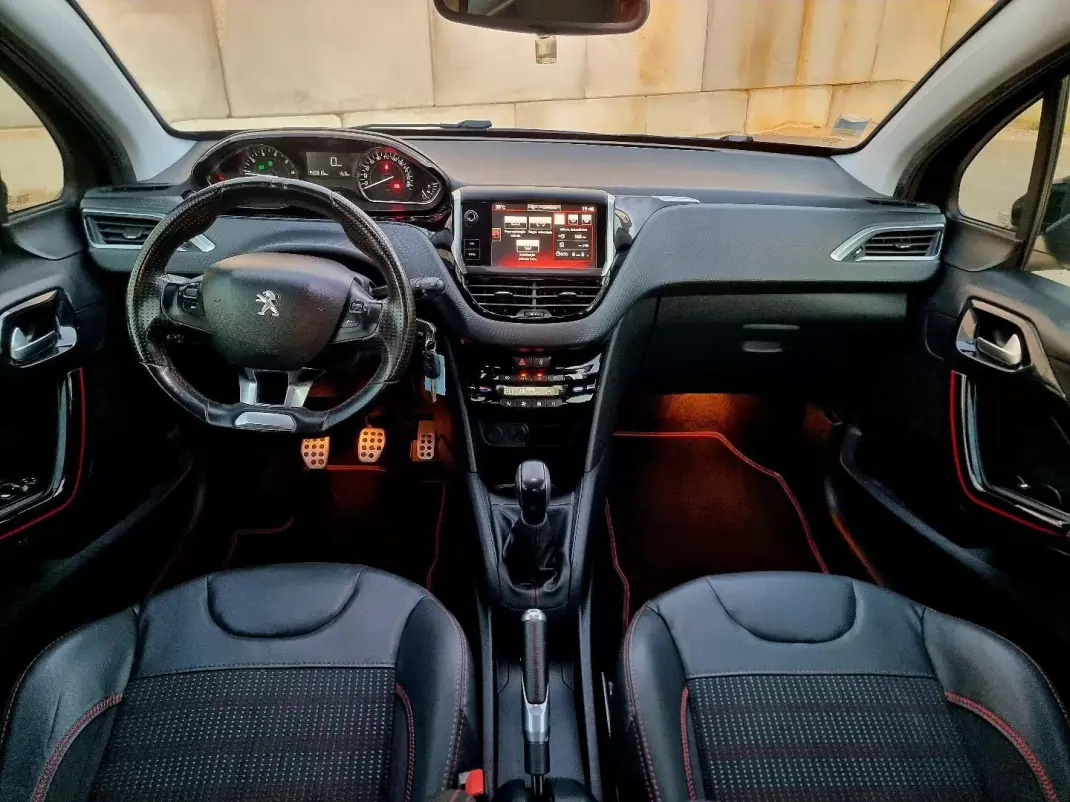 Peugeot 208 2015 - 9900 EUR, 149890 km - 149890km - foto 6 de 8
