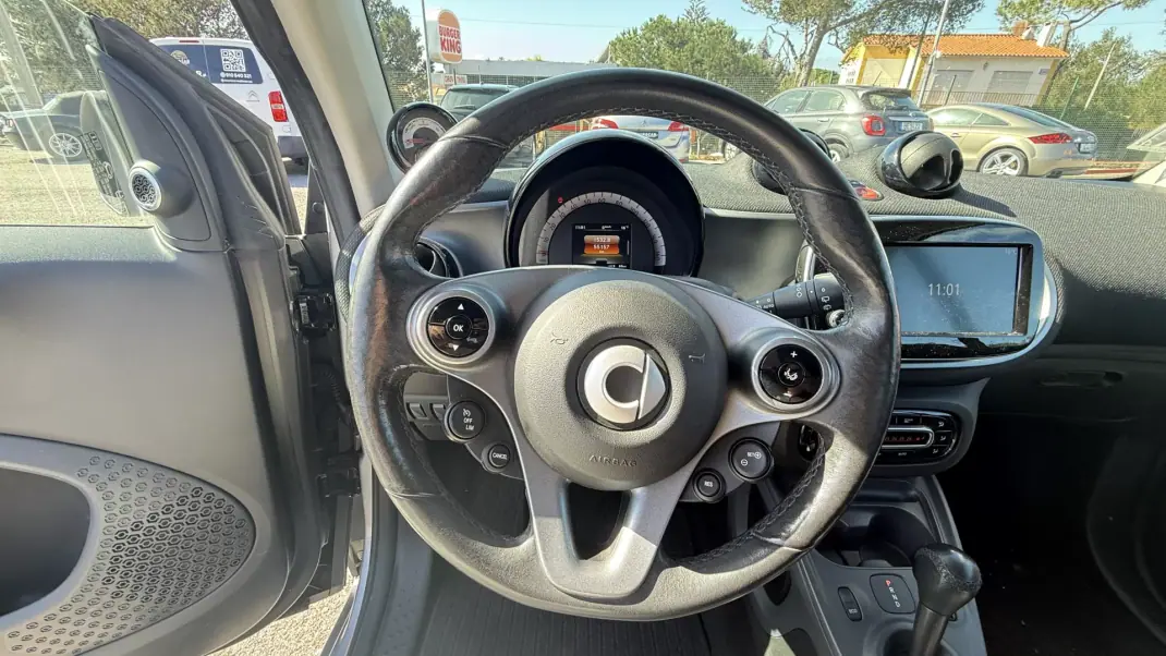 Smart Fortwo Cabrio 2018 - 10490 EUR, 55157 km - AUTO.MOTO.pt - 55157km - foto 36 de 40