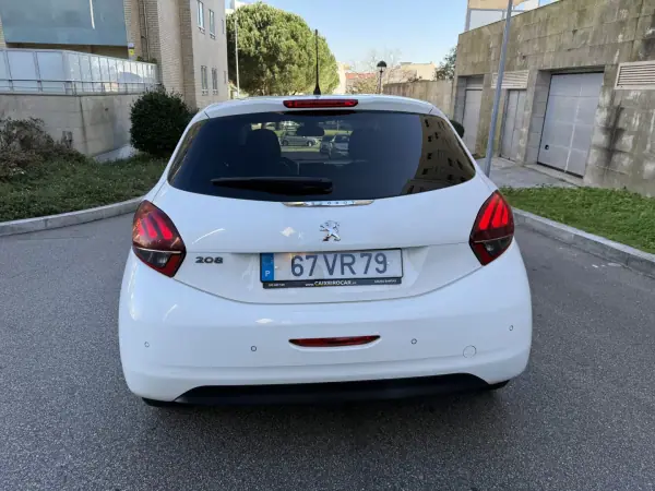 Peugeot 208 2018 - 9450 EUR, 128000 km - AUTO.MOTO.pt - 128000km - foto 7 de 14