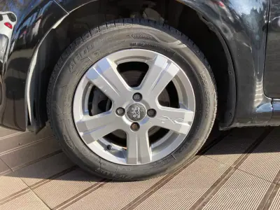 Peugeot 107 2008 - 4500 EUR, 171000 km - AUTO.MOTO.pt - 171000km - foto 8 de 17