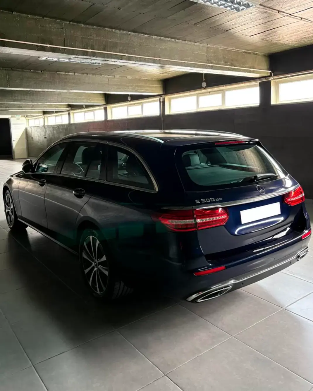 Mercedes-Benz E 300 2022 - 34500 EUR, 77100 km - AUTO.MOTO.pt - 77100km - foto 4 de 18