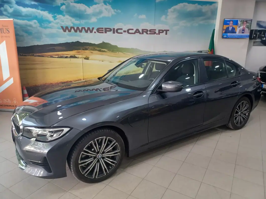 BMW 330 2021 - 27890 EUR, 51862 km - AUTO.MOTO.pt - 51862km - foto 1 de 37