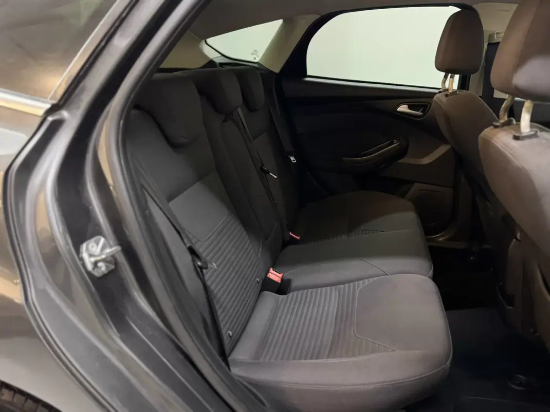 Ford Focus 2015 - 9750 EUR, 182000 km - AUTO.MOTO.pt - 182000km - foto 42 de 49