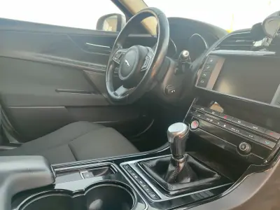 Jaguar XE 2016 - 15900 EUR, 120000 km - AUTO.MOTO.pt - 120000km - foto 17 de 22