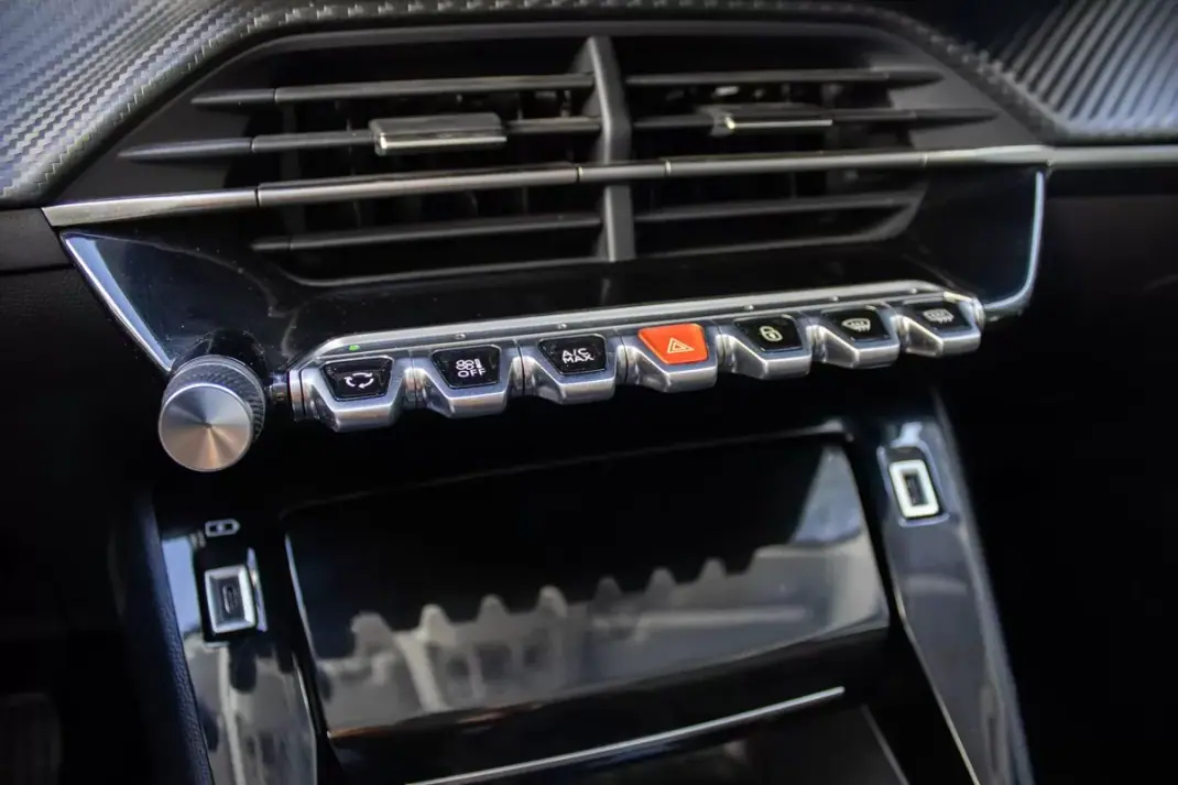 Peugeot 208 2023 - 16999 EUR, 96737 km - AUTO.MOTO.pt - 96737km - foto 30 de 34