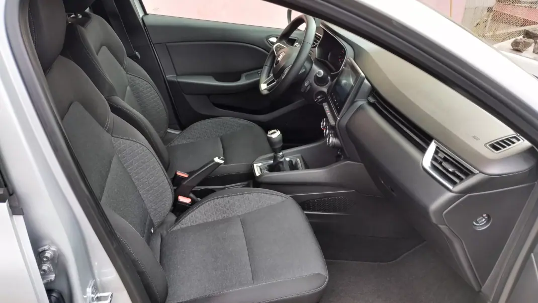 Renault Clio 2020 - 13500 EUR, 149999 km - AUTO.MOTO.pt - 149999km - foto 25 de 37