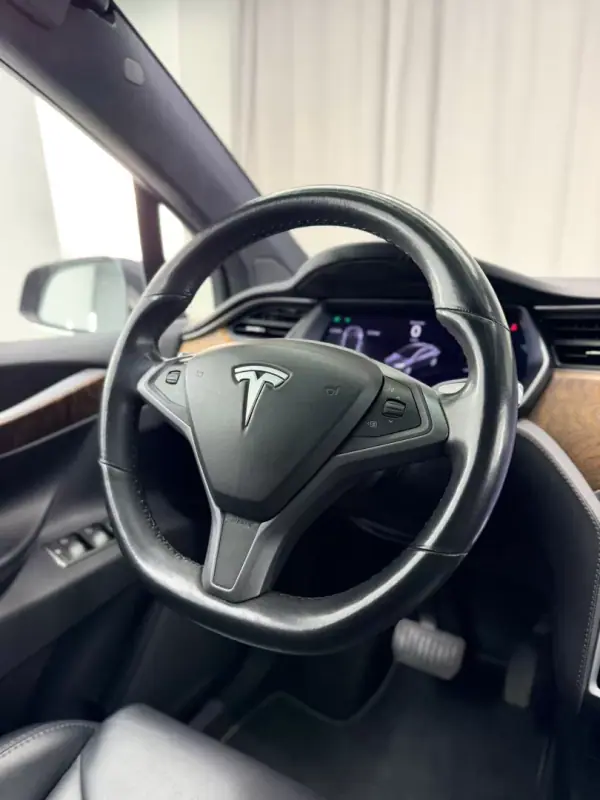 Tesla Model X 2018 - 27000 EUR, 199000 km - AUTO.MOTO.pt - 199000km - foto 20 de 24