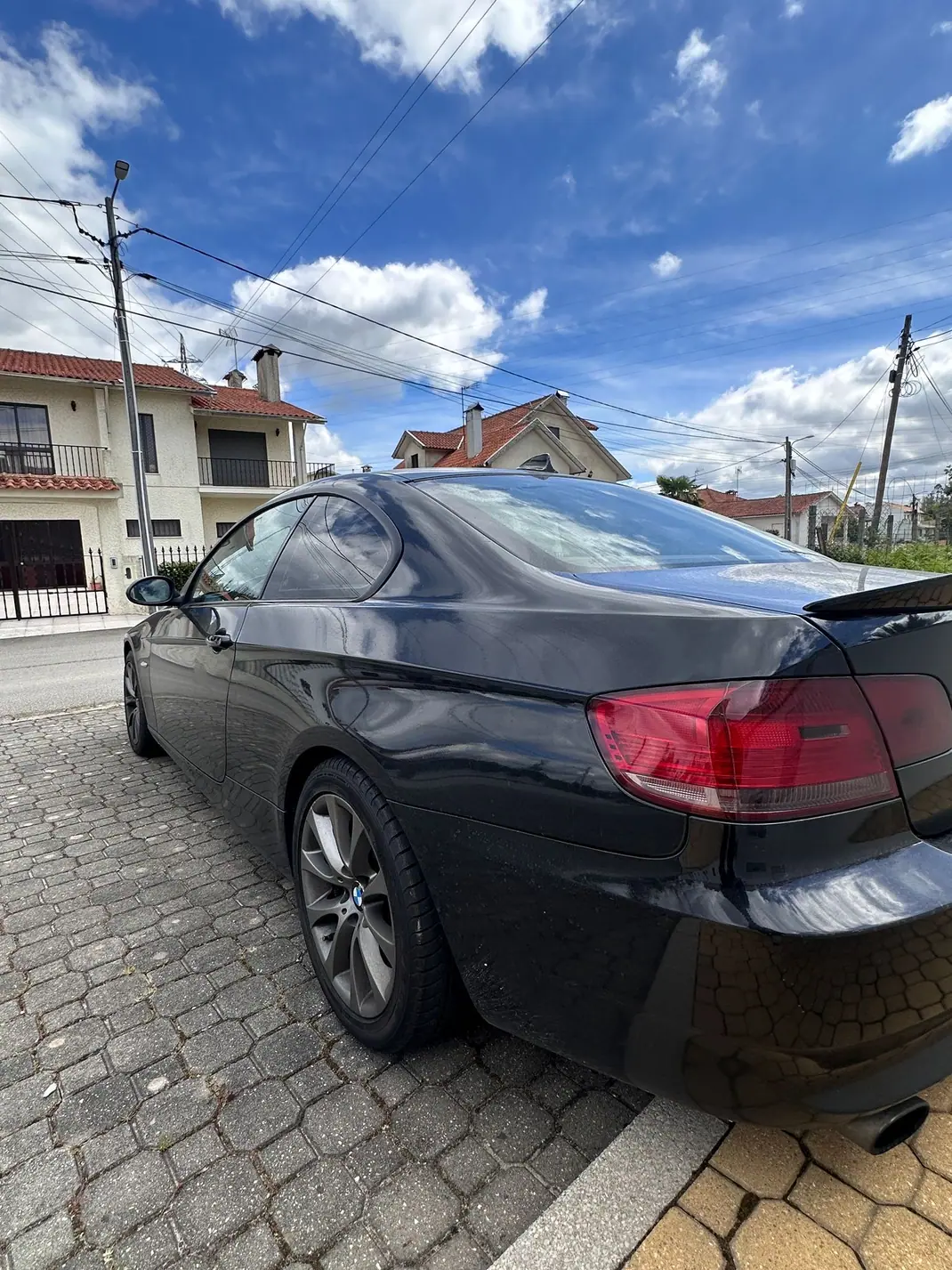 BMW 320 2009 - 11000 EUR, 240 km - AUTO.MOTO.pt - 240km - foto 1 de 8