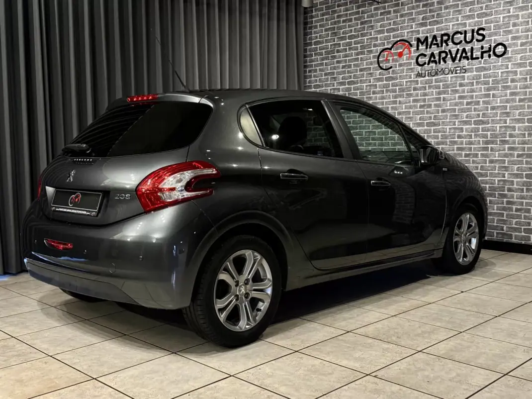 Peugeot 208 2014 - 8990 EUR, 75000 km - AUTO.MOTO.pt - 75000km - foto 4 de 13