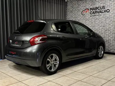 Peugeot 208 2014 - 8990 EUR, 75000 km - AUTO.MOTO.pt - 75000km - foto 4 de 13
