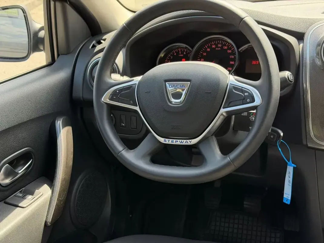 Dacia Sandero 2020 - 11900 EUR, 36911 km - AUTO.MOTO.pt - 36911km - foto 9 de 21