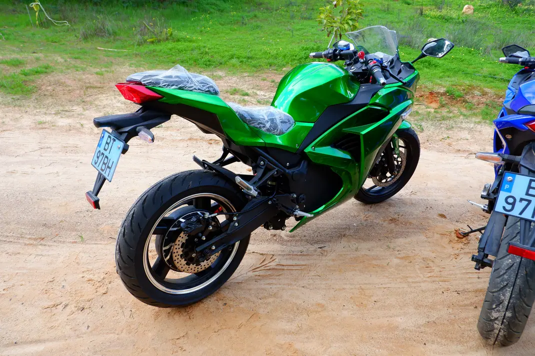 Kawasaki Ninja 400 2025 - 8610 EUR, 2 km - AUTO.MOTO.pt - 2km - foto 12 de 15