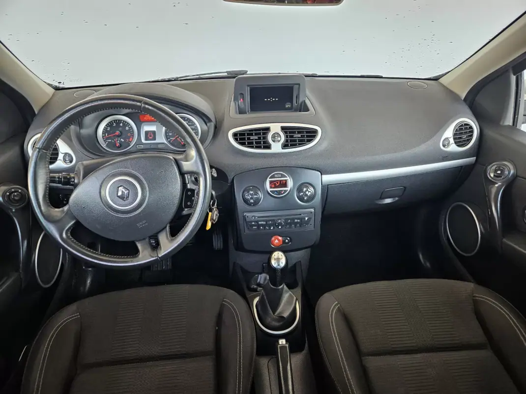 Renault Clio 2010 - 5950 EUR, 110000 km - AUTO.MOTO.pt - 110000km - foto 8 de 8