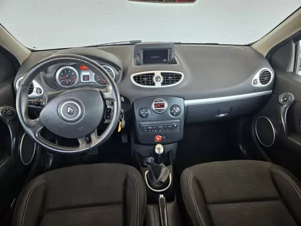 Renault Clio 2010 - 5950 EUR, 110000 km - AUTO.MOTO.pt - 110000km - foto 8 de 8