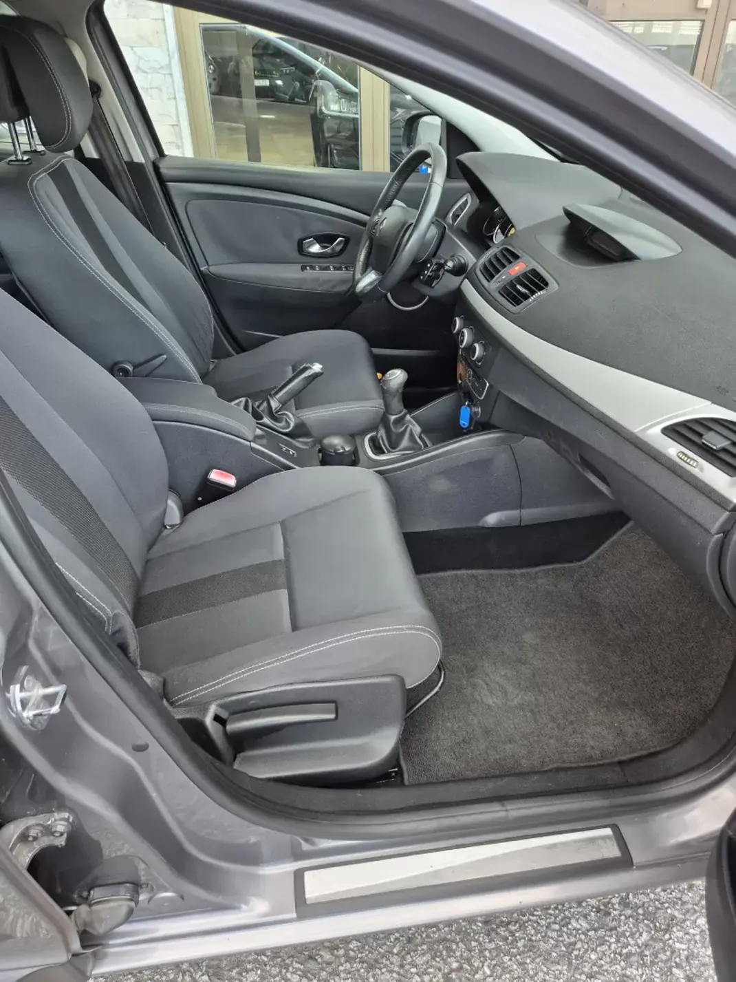 Renault Mégane 2010 - 9950 EUR, 148000 km - AUTO.MOTO.pt - 148000km - foto 8 de 26