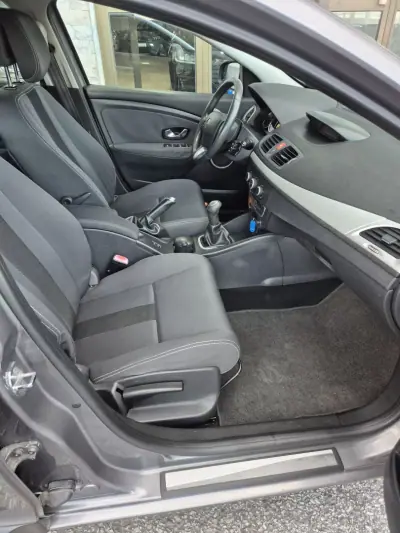 Renault Mégane 2010 - 9950 EUR, 148000 km - AUTO.MOTO.pt - 148000km - foto 8 de 26