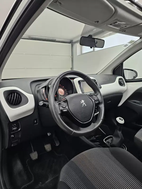 Peugeot 108 2015 - 8650 EUR, 88563 km - AUTO.MOTO.pt - 88563km - foto 45 de 53