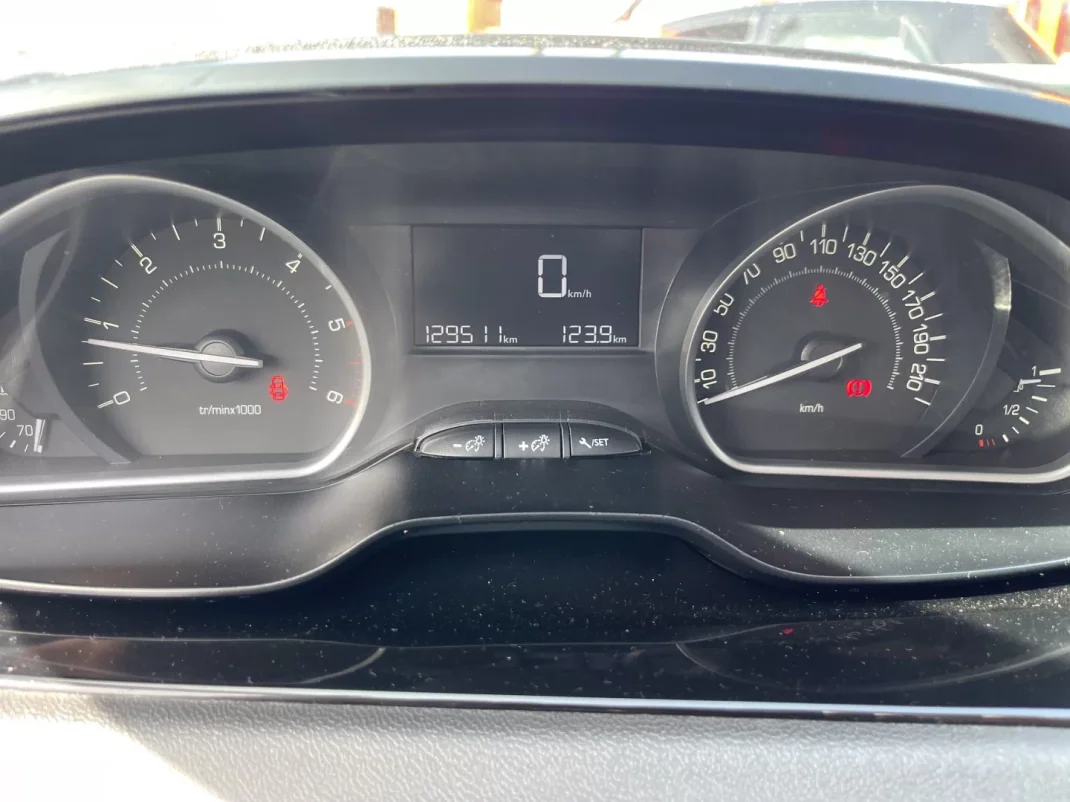 Peugeot 208 2016 - 13950 EUR, 129338 km - AUTO.MOTO.pt - 129338km - foto 11 de 12