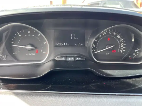 Peugeot 208 2016 - 13950 EUR, 129338 km - AUTO.MOTO.pt - 129338km - foto 11 de 12