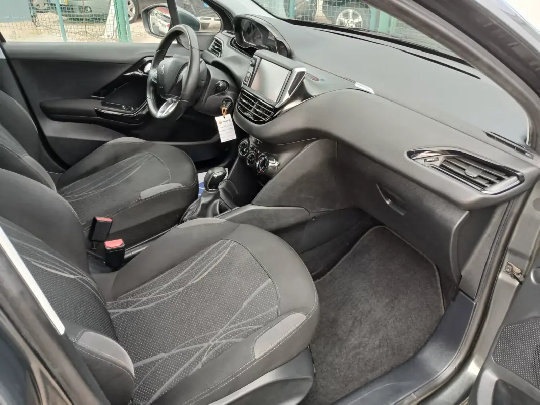 Peugeot 208 2015 - 7450 EUR, 116512 km - AUTO.MOTO.pt - 116512km - foto 21 de 23