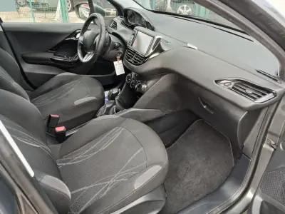 Peugeot 208 2015 - 7450 EUR, 116512 km - AUTO.MOTO.pt - 116512km - foto 21 de 23