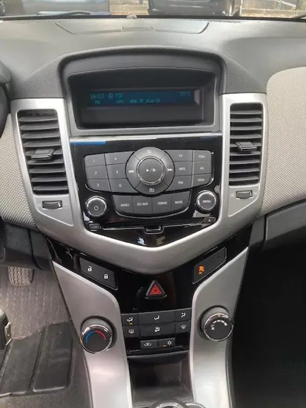 Chevrolet Cruze 2011 - 7300 EUR, 183000 km - AUTO.MOTO.pt - 183000km - foto 12 de 19