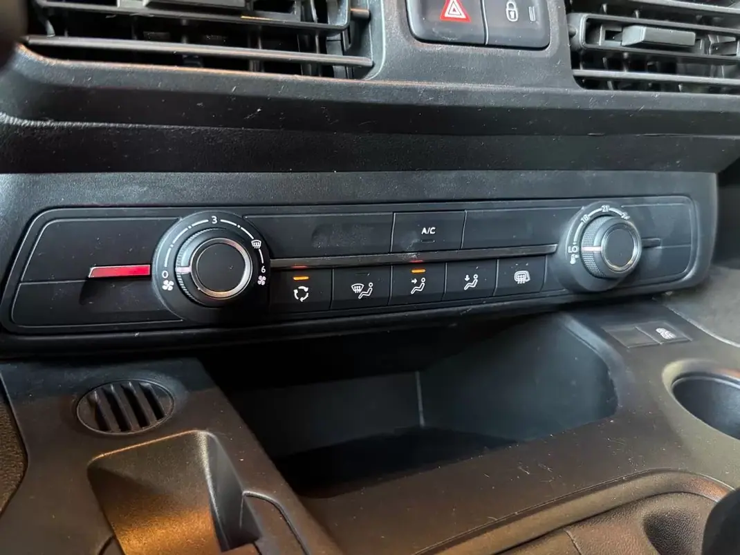 Peugeot 2019 - 13450 EUR, 90000 km - AUTO.MOTO.pt - 90000km - foto 14 de 15