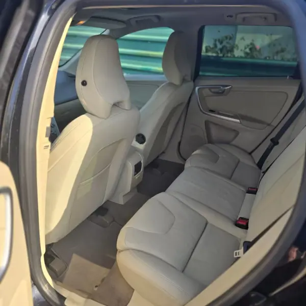 Volvo XC 60 2010 - 9850 EUR, 339235 km - 339235km - foto 8 de 17