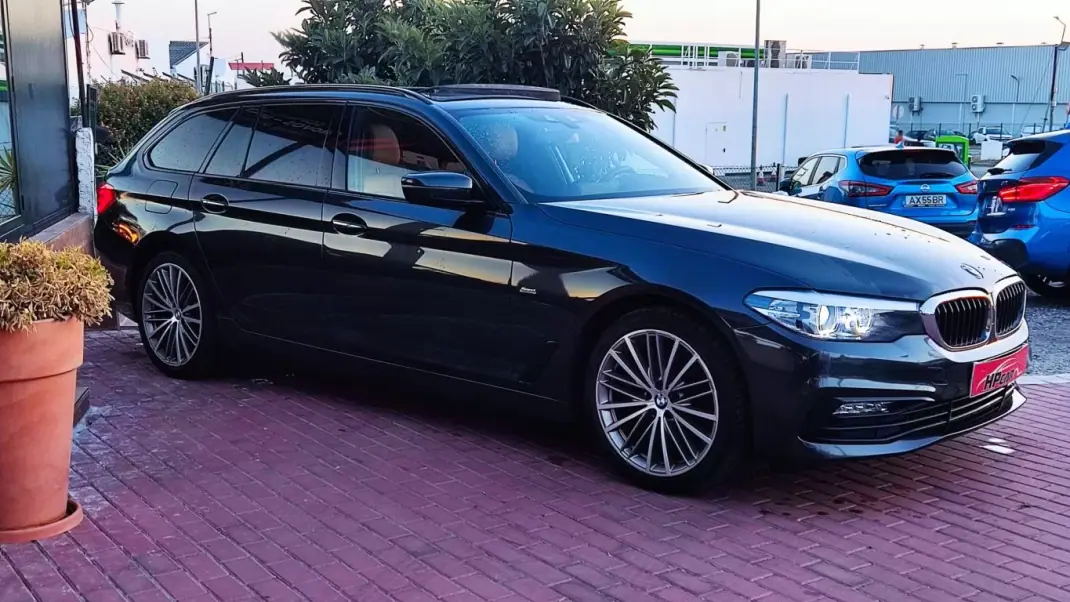 BMW 520 2018 - 29990 EUR, 130000 km - AUTO.MOTO.pt - 130000km - foto 18 de 43
