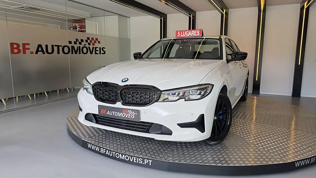 BMW 330 2019 - 22900 EUR, 111028 km - AUTO.MOTO.pt - 111028km - foto 1 de 54