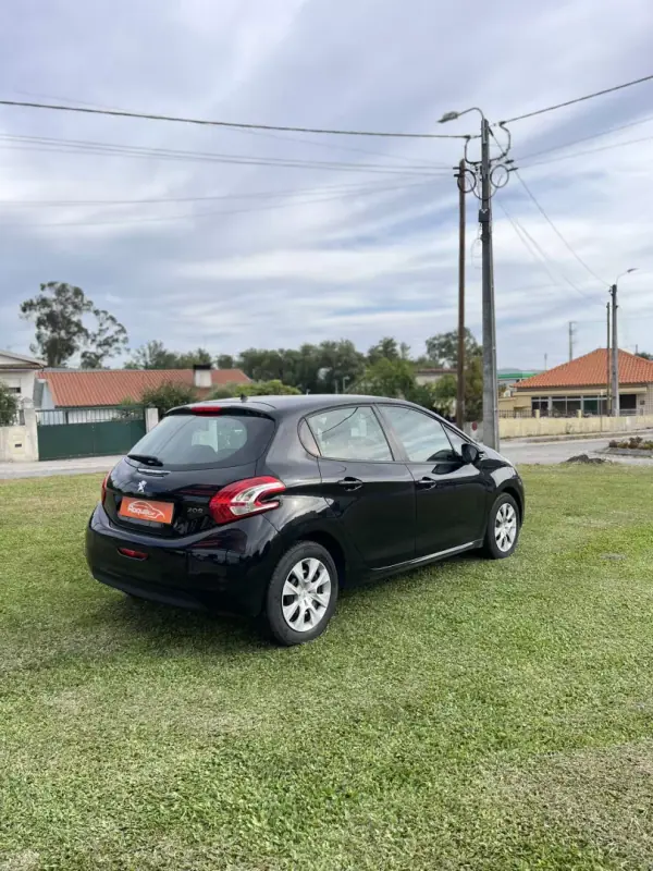 Peugeot 208 2014 - 6800 EUR, 148800 km - AUTO.MOTO.pt - 148800km - foto 5 de 12