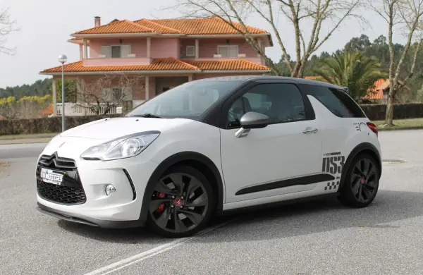 Citroën DS3 2012 - 16900 EUR, 52000 km - AUTO.MOTO.pt - 52000km - foto 11 de 33