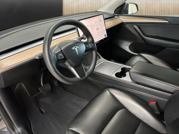 Tesla Model Y 2023 - 32800 EUR, 92000 km - AUTO.MOTO.pt - 92000km - foto 8 de 20