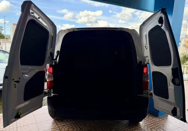 Opel COMBO 2023 - 15950 EUR, 82000 km - AUTO.MOTO.pt - 82000km - foto 22 de 24