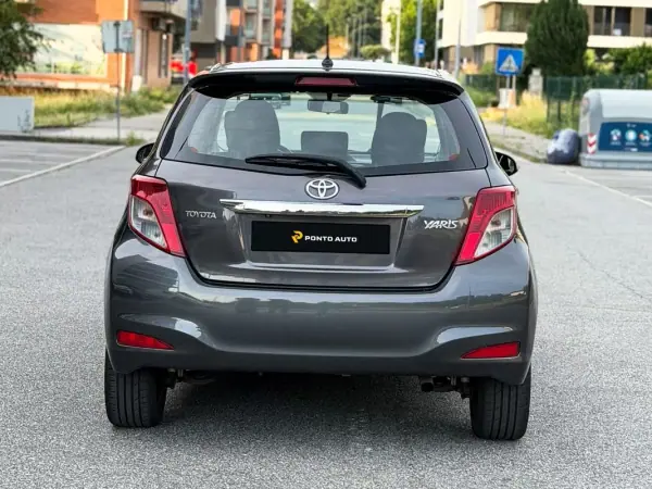 Toyota Yaris 2012 - 7490 EUR, 240000 km - AUTO.MOTO.pt - 240000km - foto 4 de 10