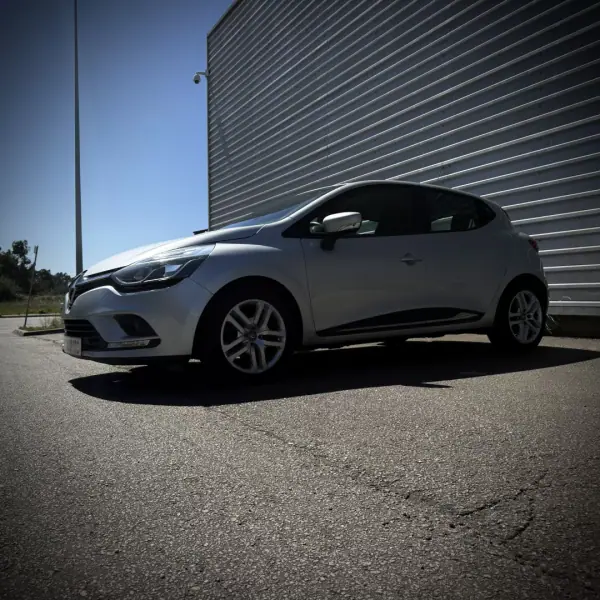 Renault Clio 2017 - 9900 EUR, 145000 km - AUTO.MOTO.pt - 145000km - foto 7 de 12