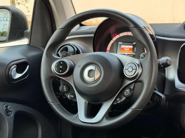Smart ForTwo Coupé 2019 - 12750 EUR, 70000 km - AUTO.MOTO.pt - 70000km - foto 15 de 27