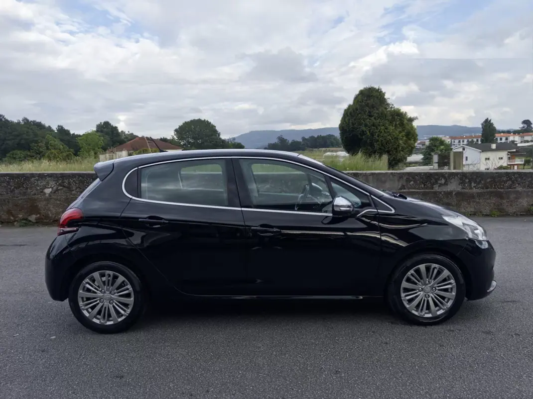 Peugeot 208 2018 - 10990 EUR, 181000 km - AUTO.MOTO.pt - 181000km - foto 10 de 38