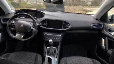 Peugeot 308 2019 - 11999 EUR, 99999 km - AUTO.MOTO.pt - 99999km - foto 23 de 35